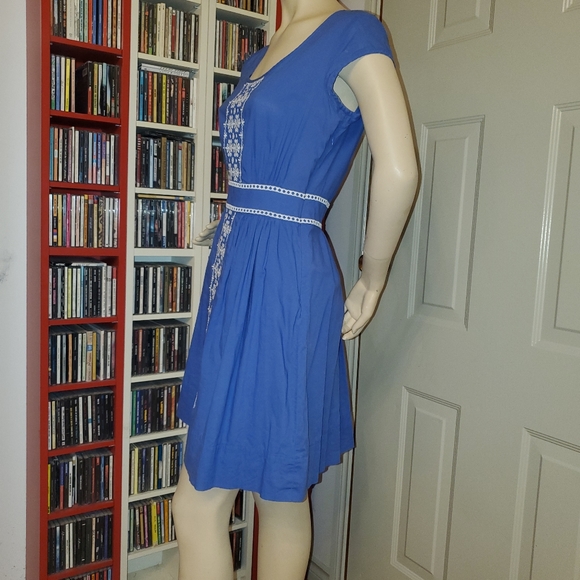 Banana Republic embroidered dress - Picture 2 of 6